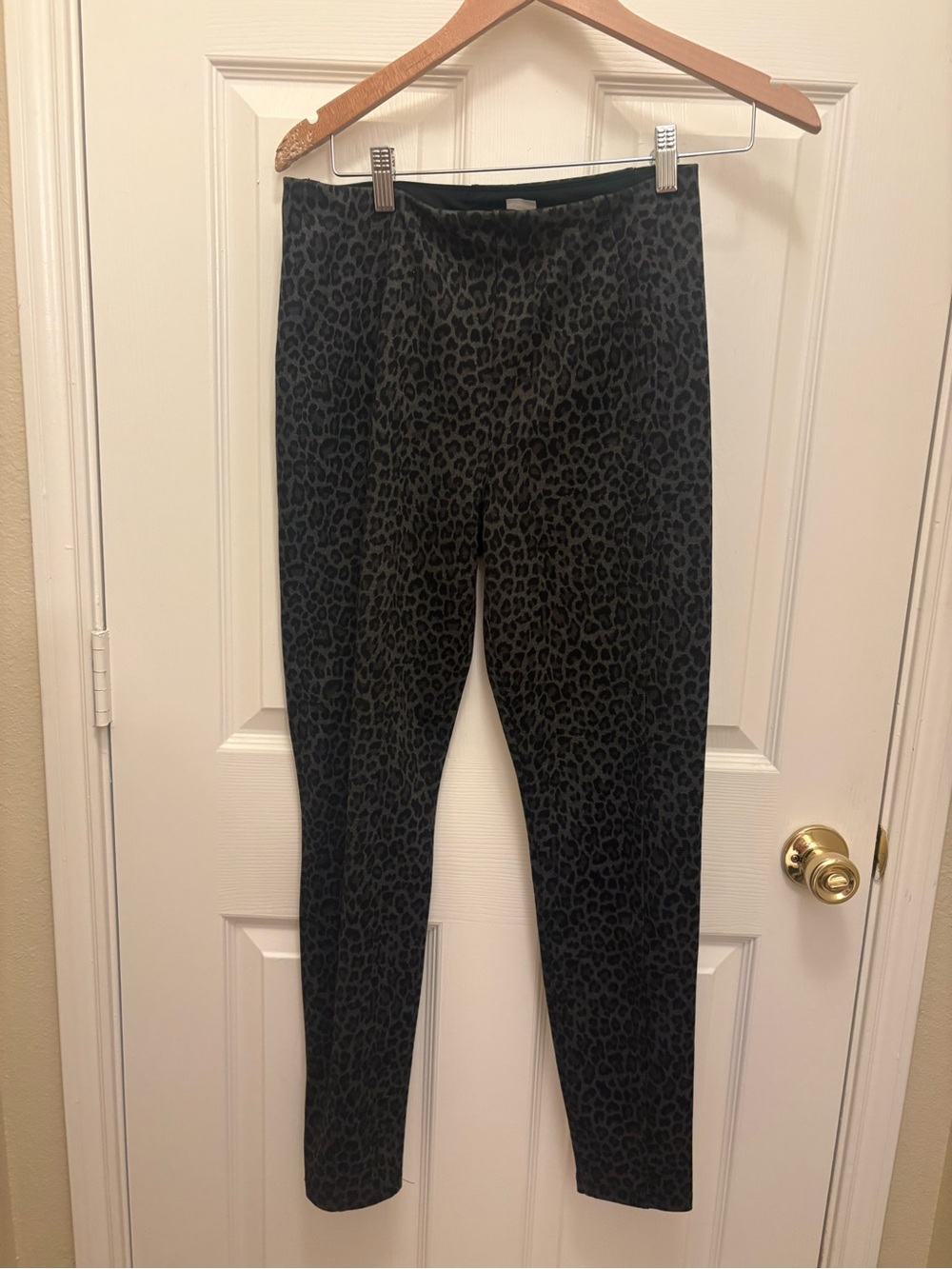 Liverpool Leopard-Print Leggings in Black and Gray